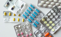 Caixas de comprimidos de um futuro anticoncepcional masculino, espalhadas e com várias cores em fundo branco. 