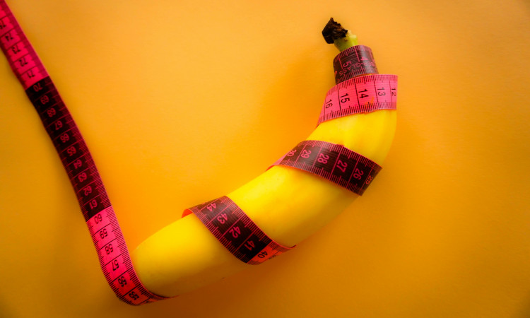 Fita métrica em uma banana num fundo amarelo para ilustrar os maiores recordes sexuais.