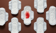 Pensos higiênicos com pena vermelha simulando menstruação para representar se pode transar menstruada.