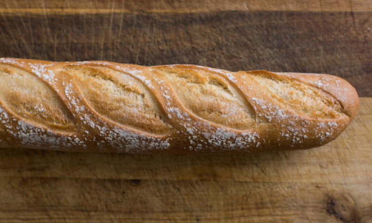 Pão baguete representando o tipo de pênis desse formato.